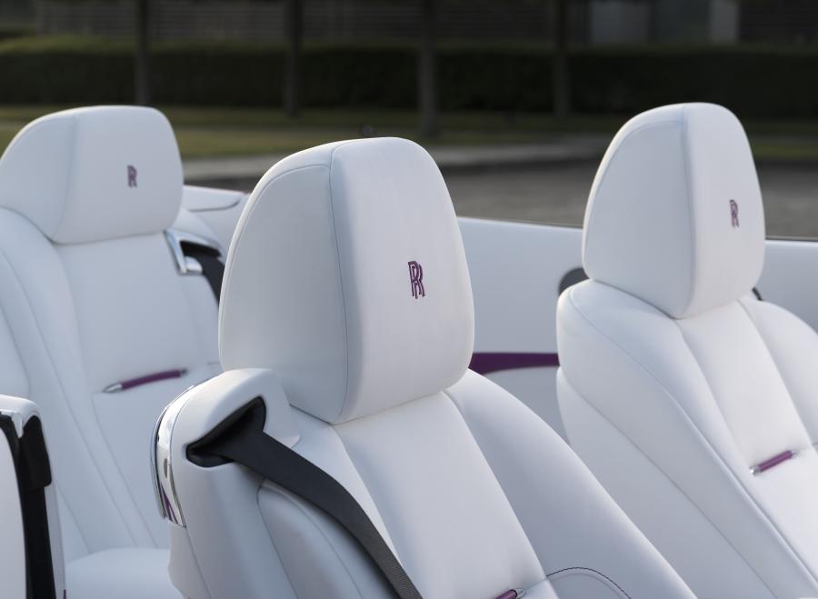 Детали интерьера Rolls-Royce Dawn in Fuxia 2017 года  (фото 9 из 14)